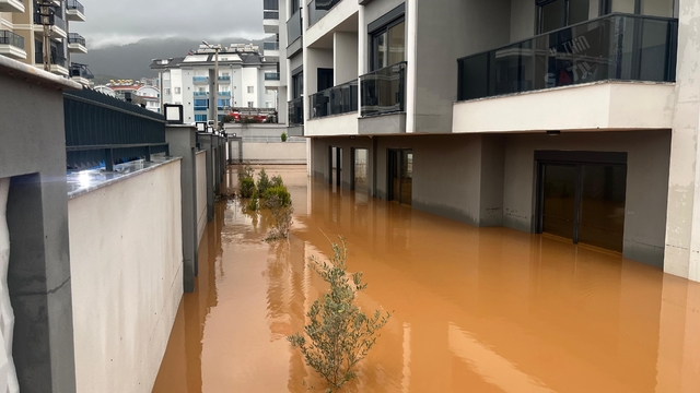 Alanya'da sağanak sebebiyle Oba Çayı taştı, binaların bahçelerini su bastı