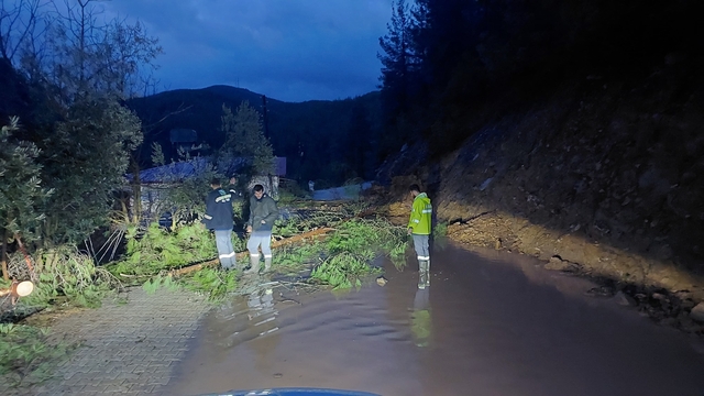 Antalya Gündoğmuş'ta dereler taştı, piknik alanları su altında kaldı