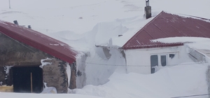 Taşlıçay'da kar yığınları evlerin boyuna ulaştı
