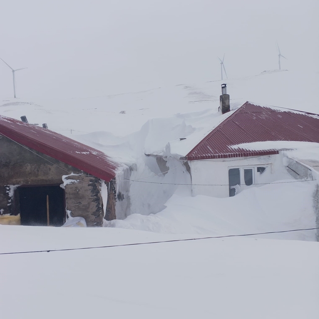 Taşlıçay'da kar yığınları evlerin boyuna ulaştı