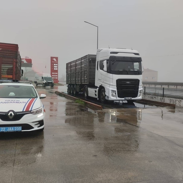 Edirne'de taşıma sınırını aşan 2 kamyon sürücüsüne 159 bin lira ceza