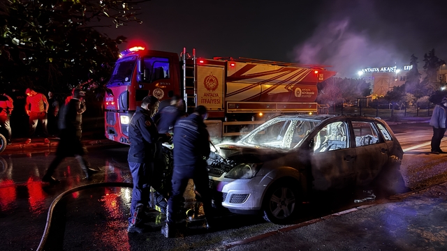 Antalya'da 2 aracı ateşe veren şüpheli yakalandı
