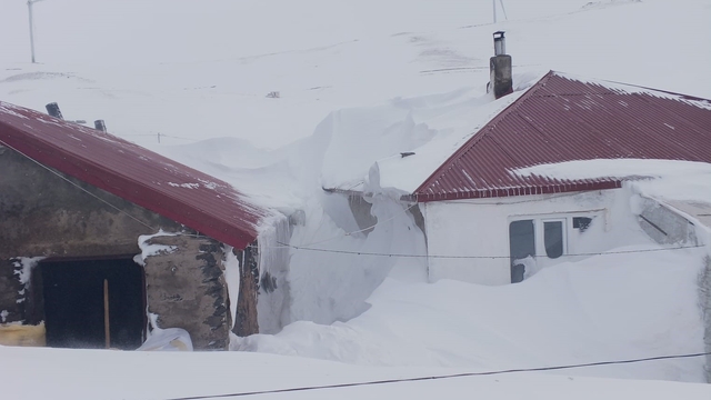 Taşlıçay'da kar yığınları evlerin boyuna ulaştı