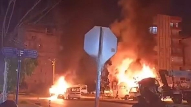 Tartıştığı kız arkadaşı ile annesinin araçlarını kundakladı; olay anı kamerada