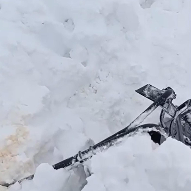 Verici istasyonundaki arızaya giden ekibin üzerine çığ düştü