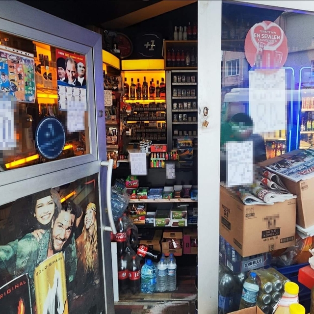 İçki fiyatlarını camlarına asan büfe işletmecisi hakkında tutanak