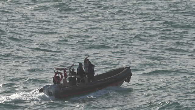 Dalgalarla boğuşan 2 kişiyi deniz polisi kurtardı Dalgaların arasındaki arkadaşına yardıma gitti, geri dönemeyince 2 kişiyi deniz polisi kurtardı