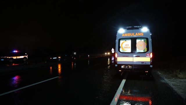 Su birikintisine giren otomobil refüje düştü: 1 yaralı