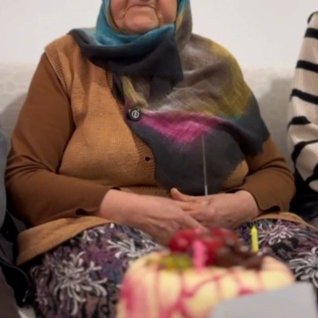 74 yaşında ilk defa doğum günü kutladı