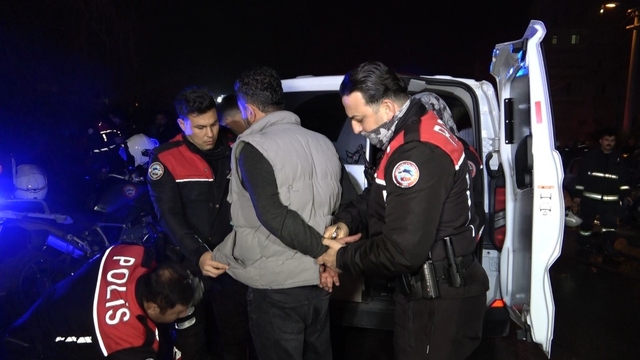 Benzin dökerek hem kendinin hem de kız arkadaşının aracını yaktı
İki araç küle dönerken, alevlerin sıçradığı bir kamyonet de zarar gördü