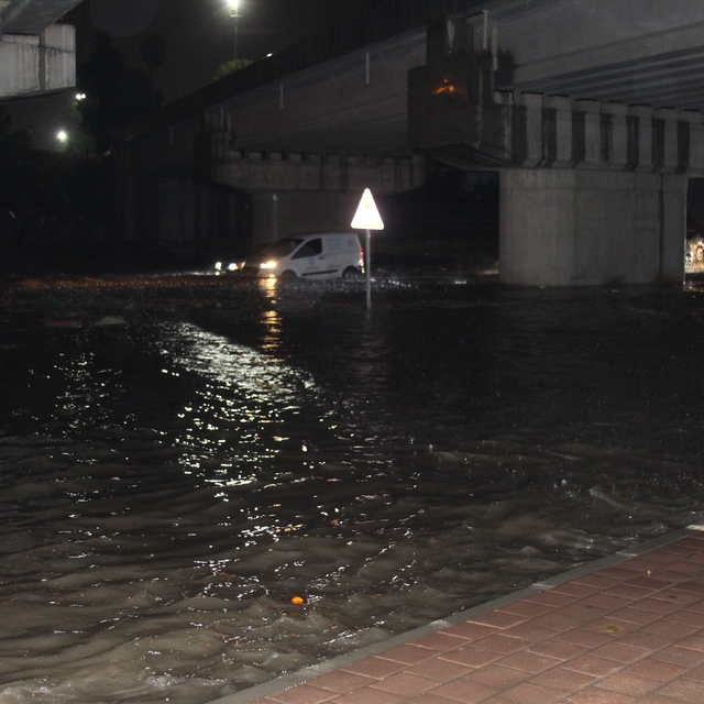 Adana'da gece bastıran sağanak yağış yolları göle çevirdi
