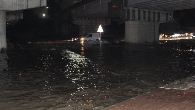 Adana'da gece bastıran sağanak yağış yolları göle çevirdi