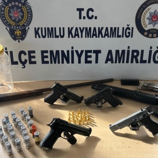 Hatay'da toprağa gömülü silahlar ele geçirildi