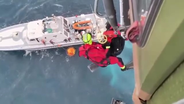 Milli Savunma Bakanlığı: "İzmir açıklarında 2 kazazede sağ kurtarıldı"