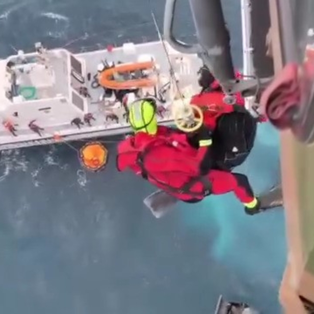 Milli Savunma Bakanlığı: "İzmir açıklarında 2 kazazede sağ kurtarıldı"