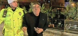 2.14 promil alkolle yakalandı: Gazeteciye el sallayıp yüzüne tükürdü
Ayakta...