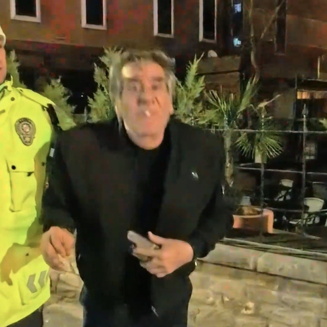 2.14 promil alkolle yakalandı: Gazeteciye el sallayıp yüzüne tükürdü
Ayakta...