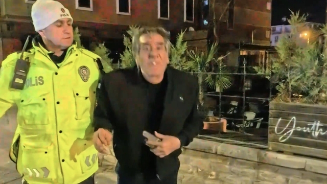 2.14 promil alkolle yakalandı: Gazeteciye el sallayıp yüzüne tükürdü
Ayakta durmak bile güçlük çeken sürücü polisin karşısında içki içmeye devam etti