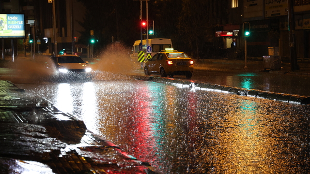 İzmir’de sağanak; cadde ve sokaklar göle döndü