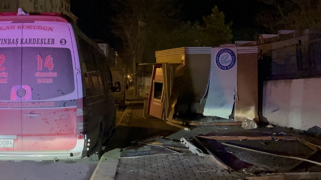 Eskişehir'de ATM'ye çarpan otomobildeki 2 kişi yaralandı