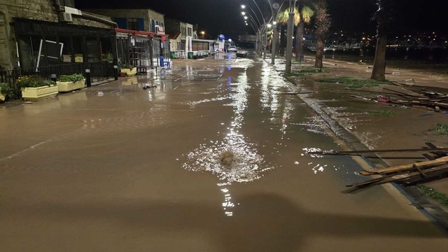 İzmir'de dereler taştı: Yeni Foça'yı su bastı