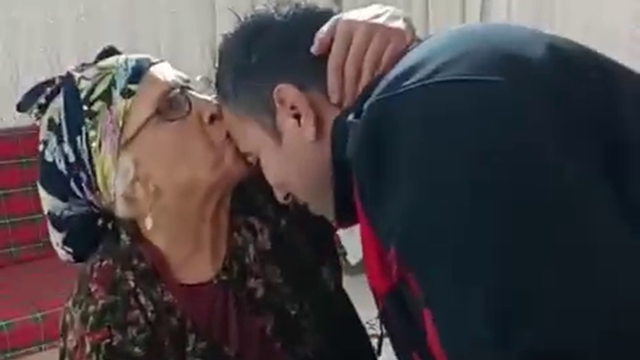 'Benim size borcum ne' sorusuna 'sen bize dua et yeter' yanıtını alınca itfaiyeciyi alnından öptü