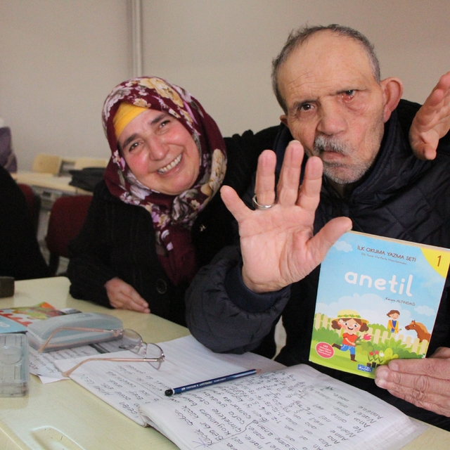 Engelleri aşıp okuma yazma kursuna katıldılar: 30 yıllık çiftten ders alına...