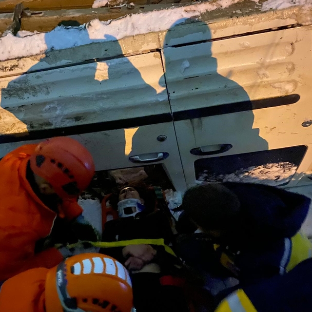 Kars'ta takla atan hafif ticari araçta can pazarı yaşandı
Takla atan araçta...