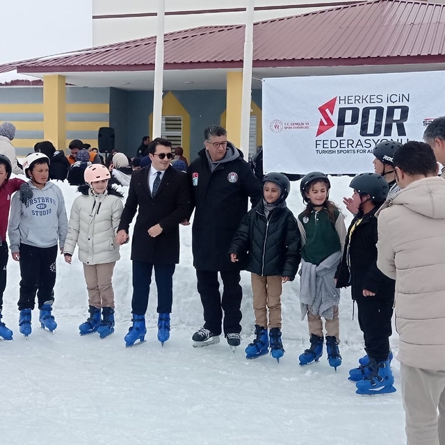 Kaymakam çocukları kırmadı, onları buz pateni hayallerine kavuşturdu
Türkiy...