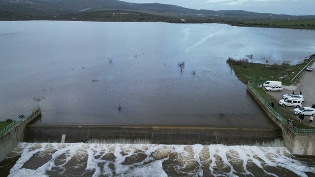 Manisa'da Bağyolu Barajı taştı, vatandaşlar su salımını izlemeye koştu