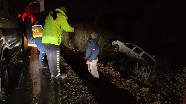 Bursa'da şarampole devrilen kamyonetin sürücüsü yaralandı