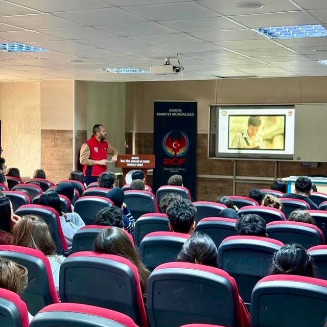 Bilecik'te "Gençlik Ve Güvenli Gelecek Projesi" kapsamında öğrencilere bilg...