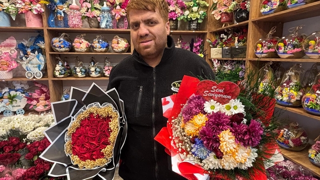 Gaziantep'teki çiçekçilerde 14 Şubat yoğunluğu
Vatandaşlar canlı gül ve papatyayı tercih ediyor, adrese teslim siparişlerde artış yaşanıyor