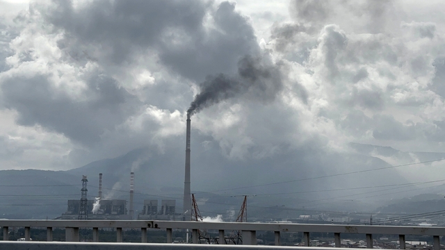 Soma'da, termik santralden yükselen siyah duman kentin soluğunu kesiyor