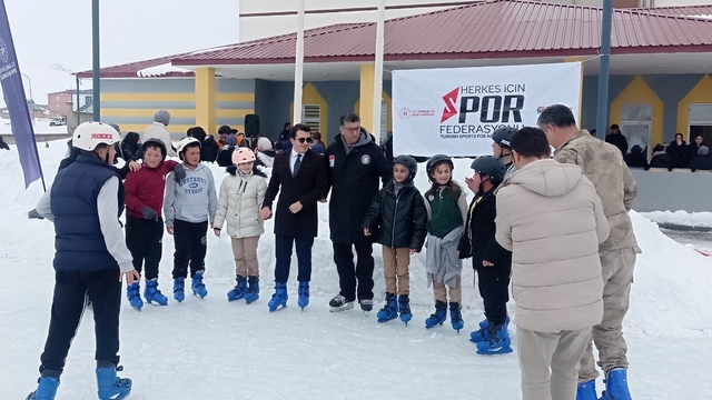 Kaymakam çocukları kırmadı, onları buz pateni hayallerine kavuşturdu
Türkiye'nin en soğuk yerlerinden birisi olan Tekman'da artık çocuklar patenle kayma keyfini yaşayacak