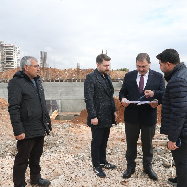 Haliliye'de yarı olimpik yüzme havuzunda yapım çalışmaları sürüyor
