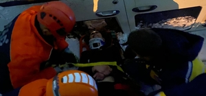 Buzlanan yolda hafif ticari araç takla attı; 2 yaralı