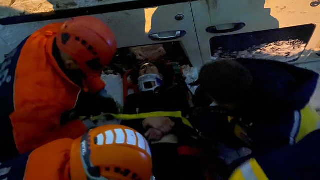 Buzlanan yolda hafif ticari araç takla attı; 2 yaralı