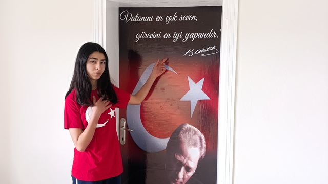 Ulaş'ta bir köy okulunun sınıf kapıları Atatürk ve Aşık Veysel resimleriyle kaplandı