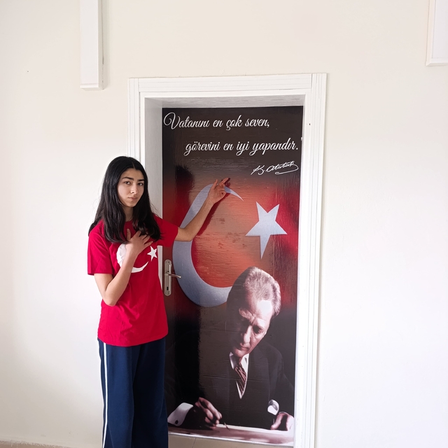 Ulaş'ta bir köy okulunun sınıf kapıları Atatürk ve Aşık Veysel resimleriyle...