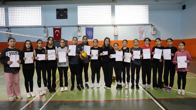 Enkazdan çıktı, umut oldu: "Kozan'dan Pazarcık'a Gönül Köprüsü"
Enkazdan yaralı çıkan Şeyma öğretmen öğrencileri ile umutlarını yeşertti