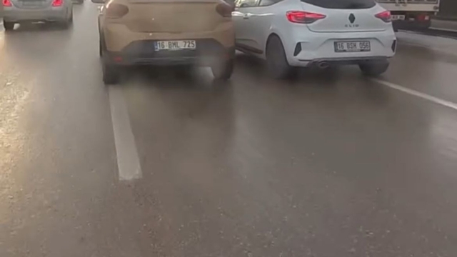 Otomobil sürücülerinin 'şerit' kavgası kask kamerasında