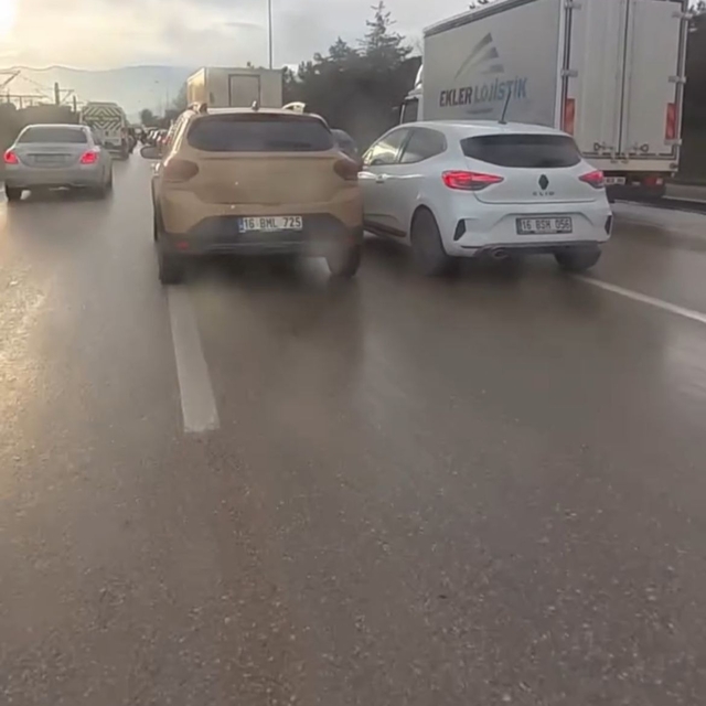 Otomobil sürücülerinin 'şerit' kavgası kask kamerasında