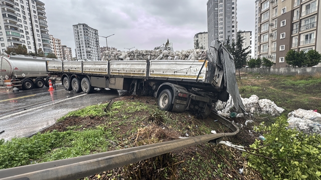 Adana'da kontrolden çıkan tır şarampole devrildi