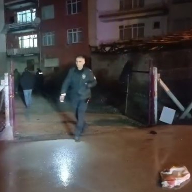 Sokak ortasında 2 kişi, bacaklarından vuruldu