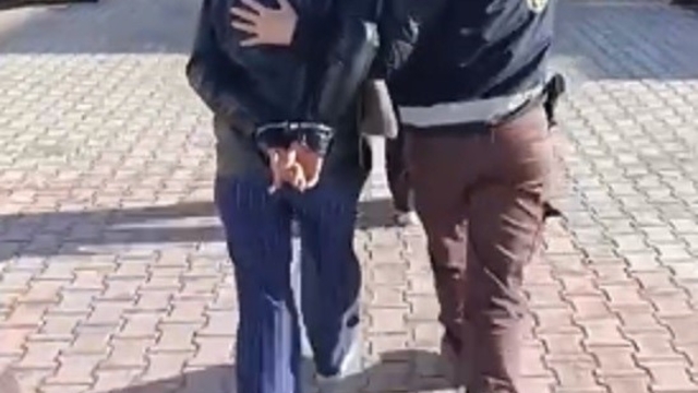 Evlerden 2 milyon 300 bin TL'lik altın çalan 2 kadın tutuklandı