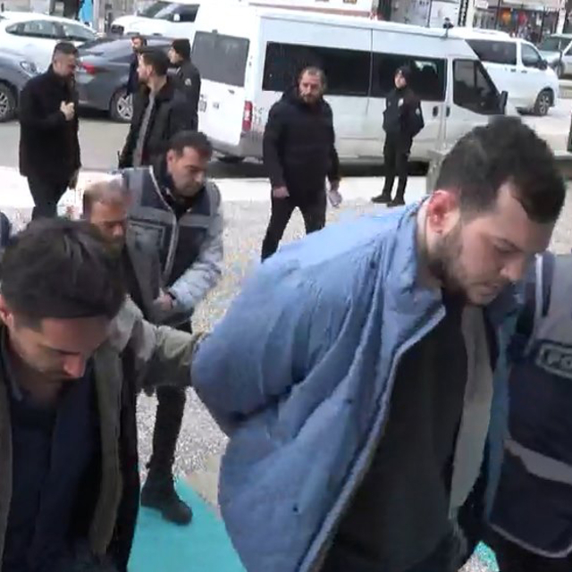 Telefon dolandırıcılarına GSM hattı temin eden şebekeye operasyon: 7 gözalt...