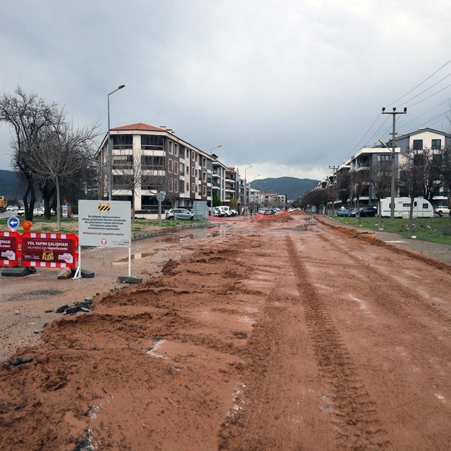 Menteşe'de yol yapım çalışmaları devam ediyor