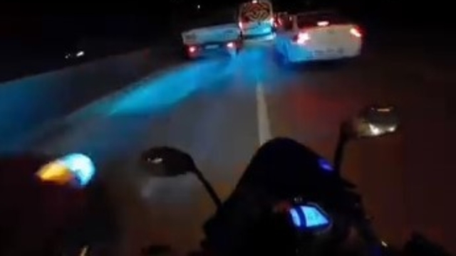Motosikletlinin tehlike atlattığı anlar kamerada
Zincirleme kazaya çarpmaktan son anda kurtuldu