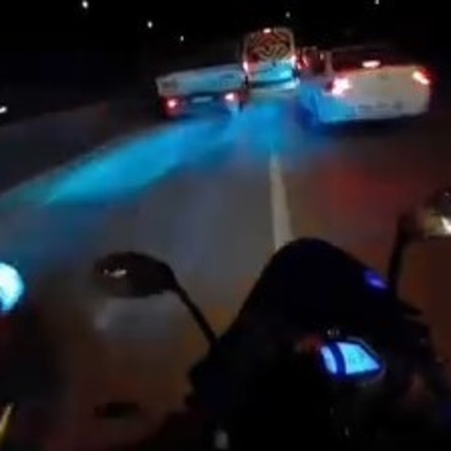 Motosikletlinin tehlike atlattığı anlar kamerada
Zincirleme kazaya çarpmakt...